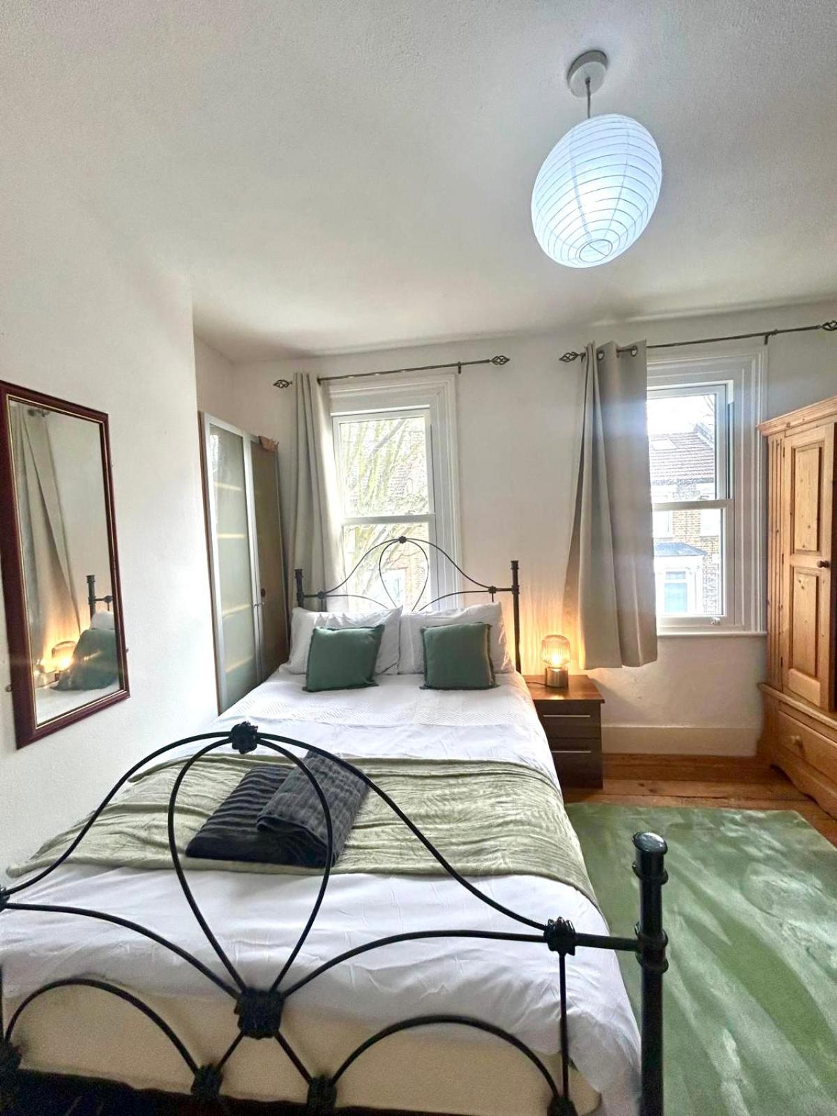 Stunning 2bedroom House With Backyard In Stratford