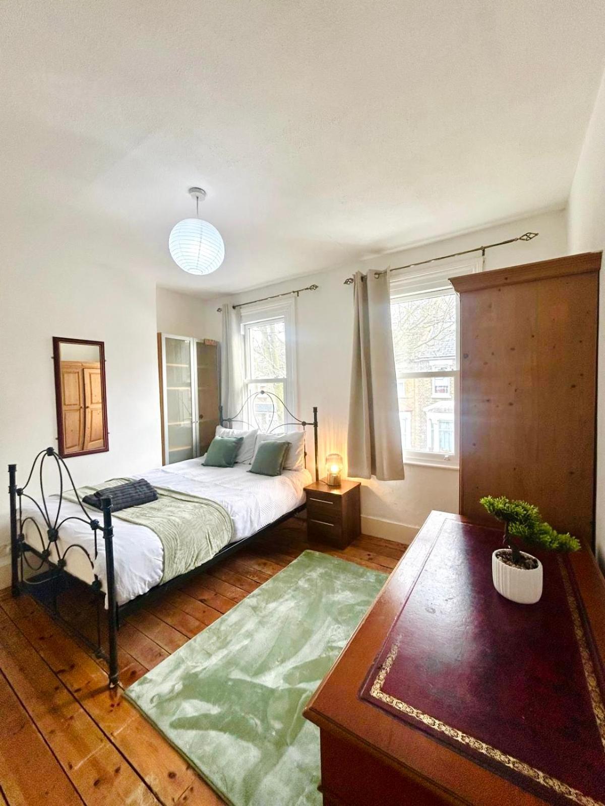 Stunning 2bedroom House With Backyard In Stratford Londra