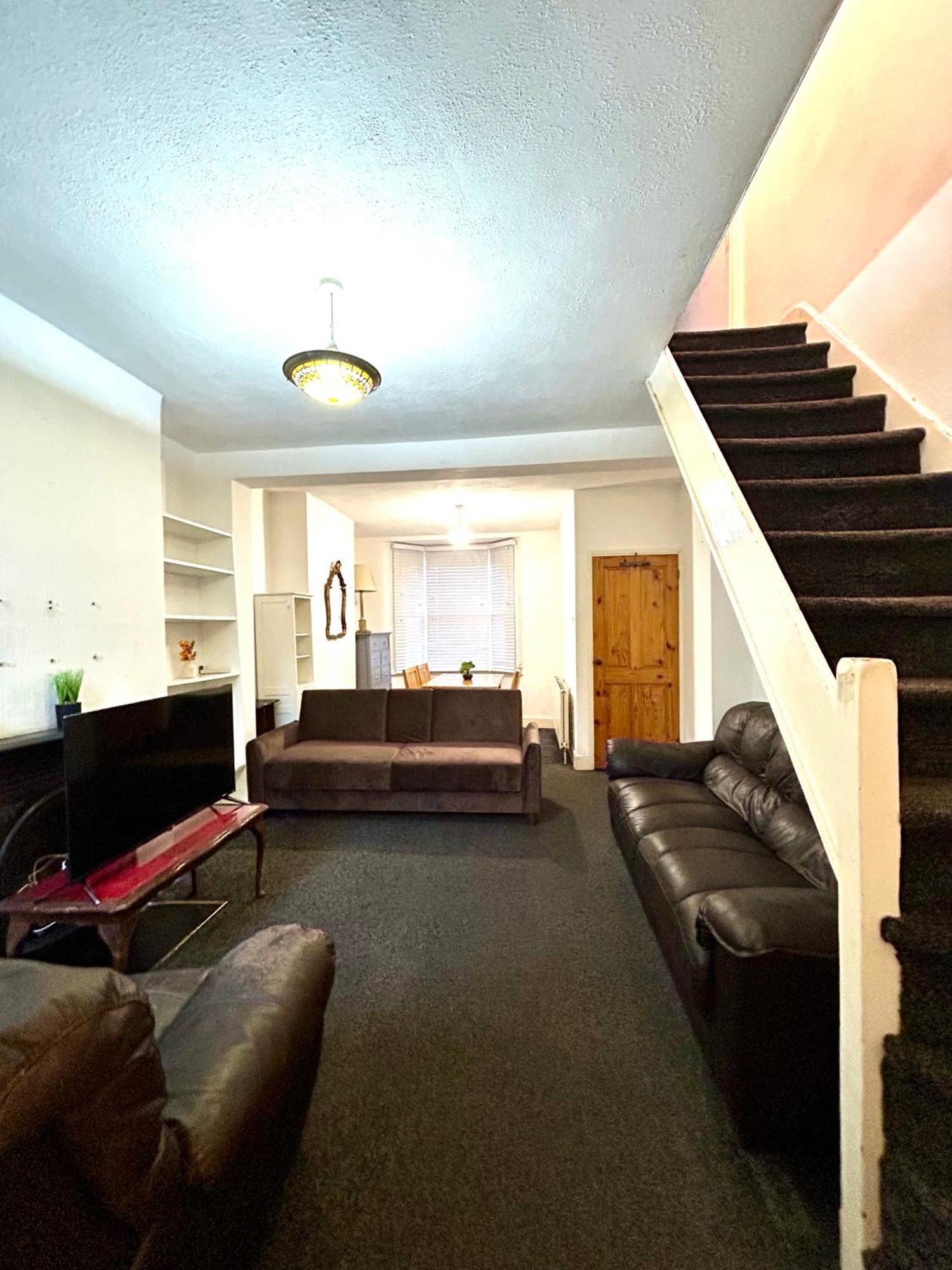 Stunning 2bedroom House With Backyard In Stratford Londra