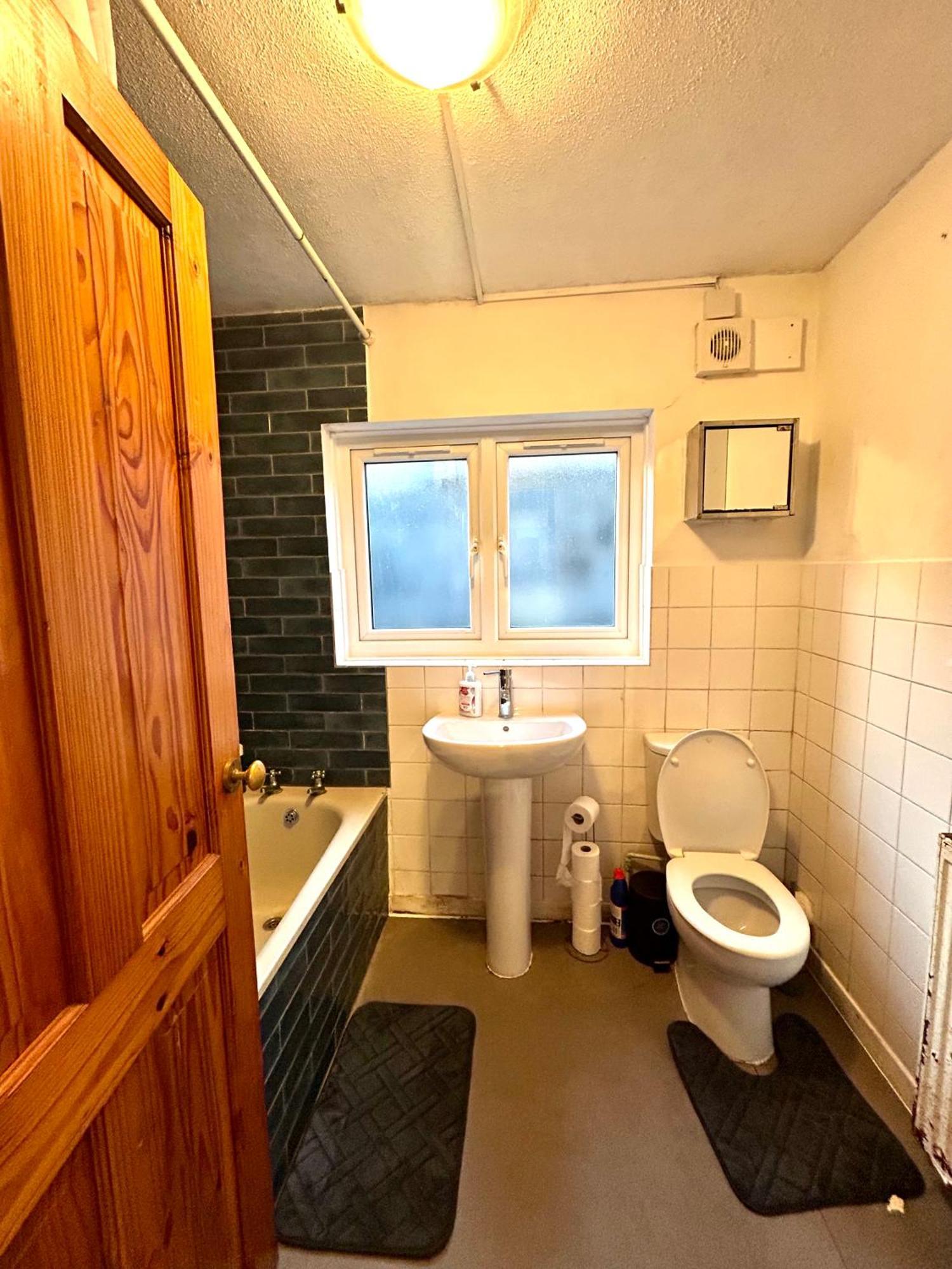 Apartment Stunning 2bedroom House With Backyard In Stratford *